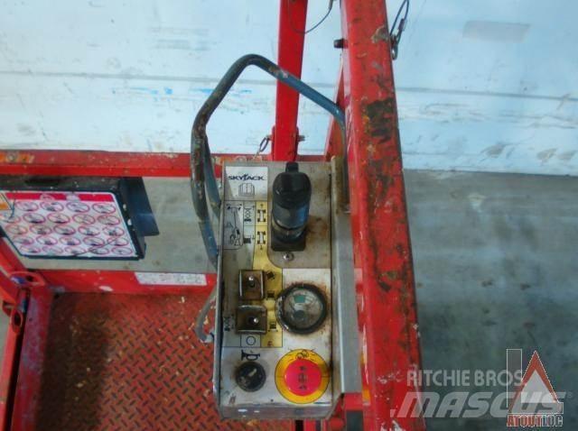 SkyJack SJ3219 관절형 전동이동 리프트
