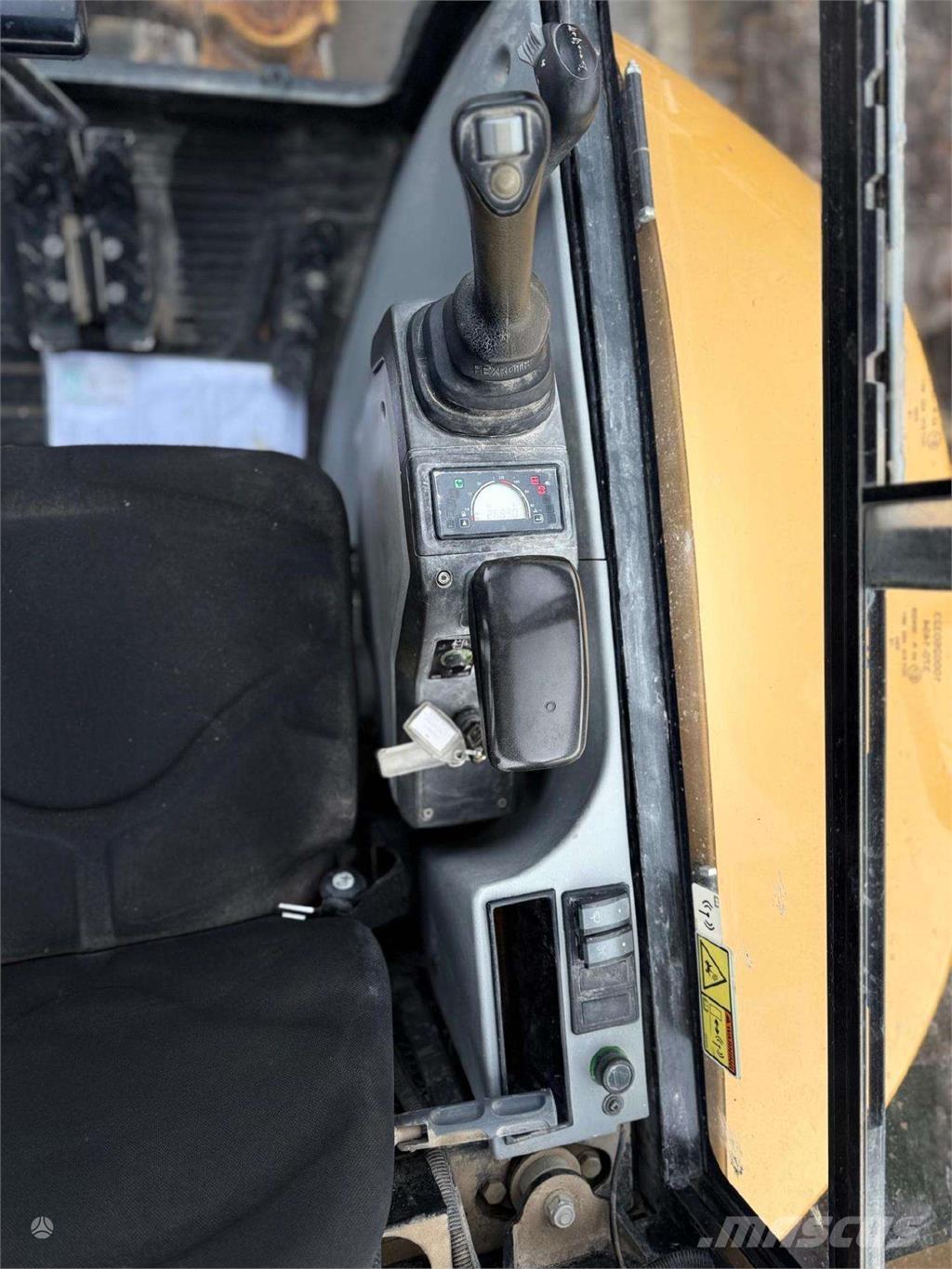 CAT 302.7 DCR 소형 굴삭기 7톤 미만