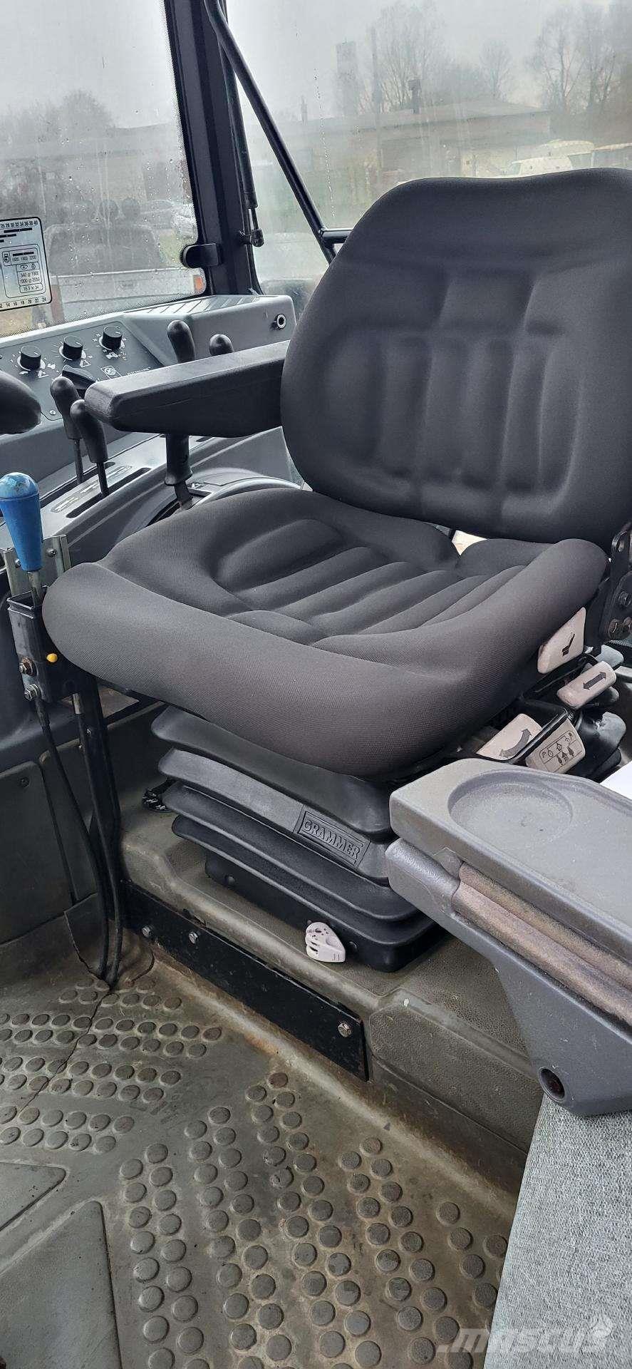 New Holland 7740 트랙터