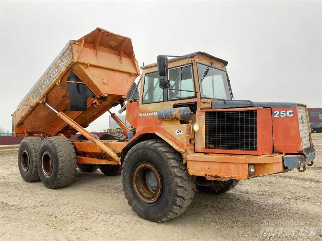 Volvo A25C , Nr.1 연결식 홀러