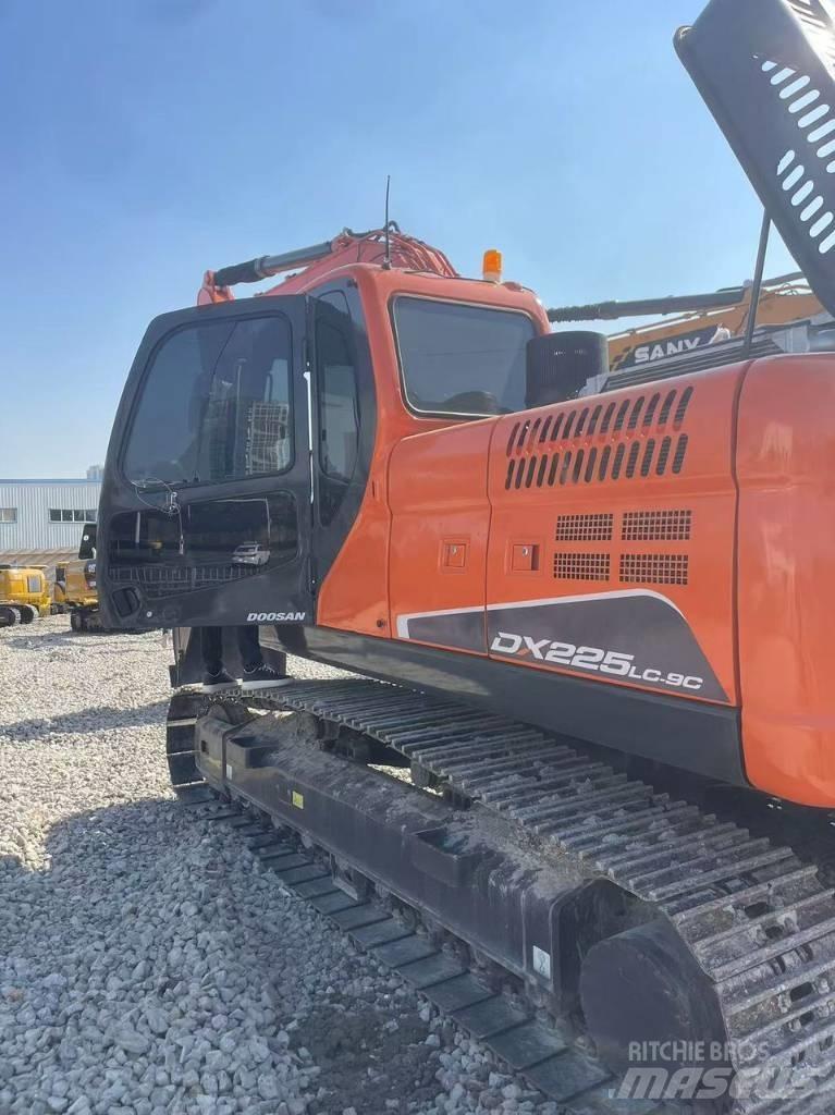 Doosan DX 225LC-9C 대형 굴삭기 29톤 이상