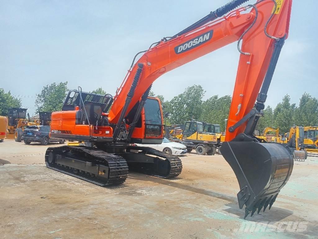 Doosan DX 225 대형 굴삭기 29톤 이상