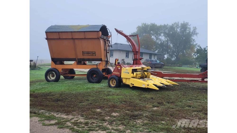New Holland FP230 목초 수확기