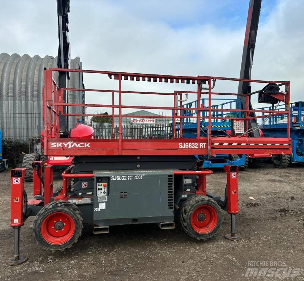 SkyJack SJ 6832 RT 가위형 리프트