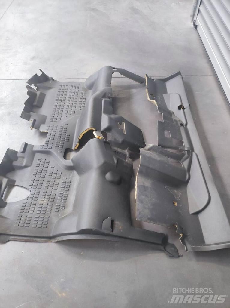 Nissan Floor Mat 캐빈 및 인테리어