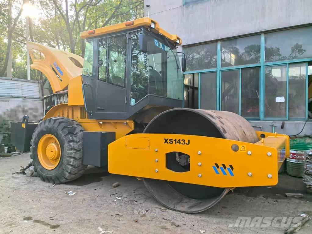 XCMG XS 142 J 싱글 드럼 롤러