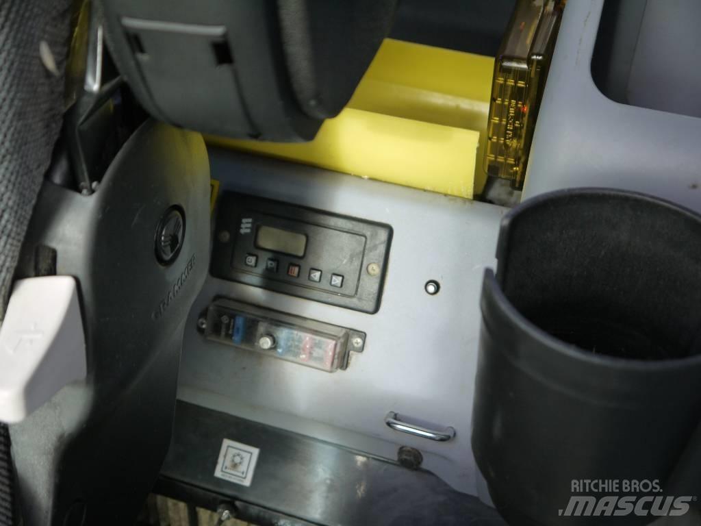 Komatsu PW 160-7E0  휠 굴삭기