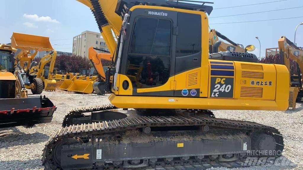 Komatsu PC 240 대형 굴삭기 29톤 이상