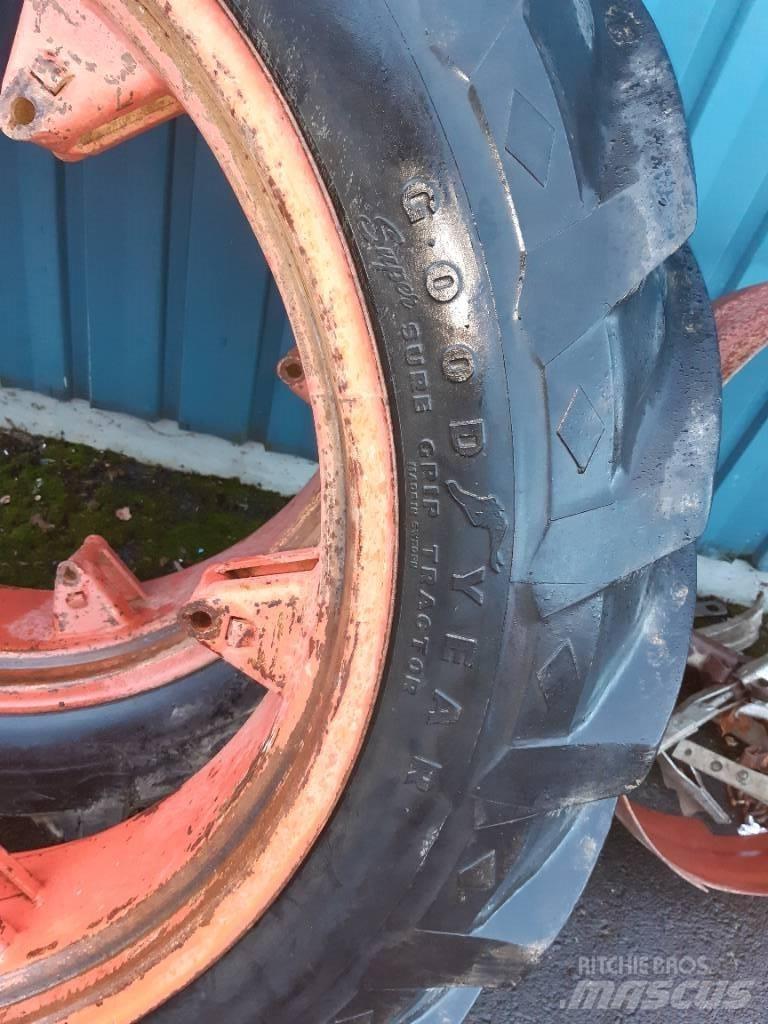Goodyear 12.4-36 타이어, 휠 및 림