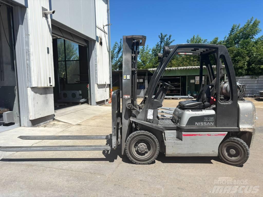 Nissan UD02A25PQ LPG 지게차
