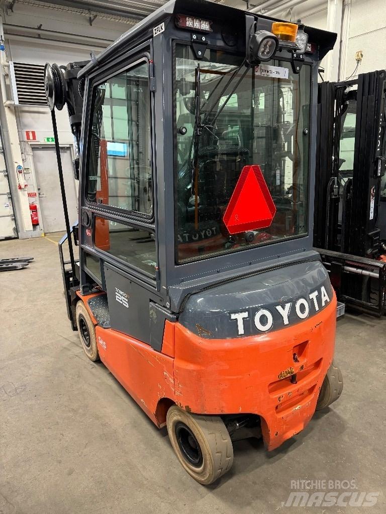 Toyota 8FBMKT25 전동 지게차