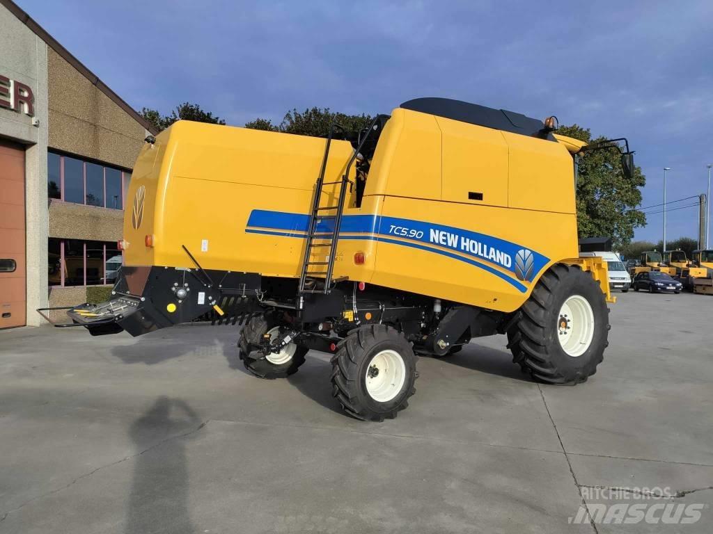 New Holland TC 5.90 콤바인 수확기