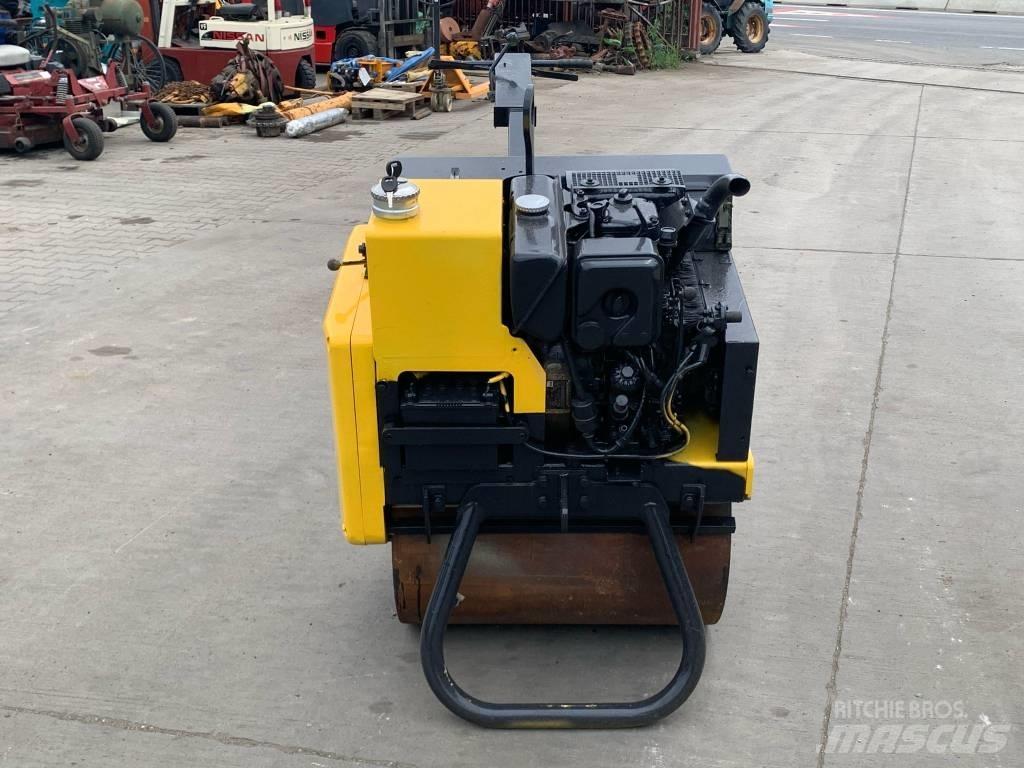Mecalac MBR 71 견인 진동 롤러