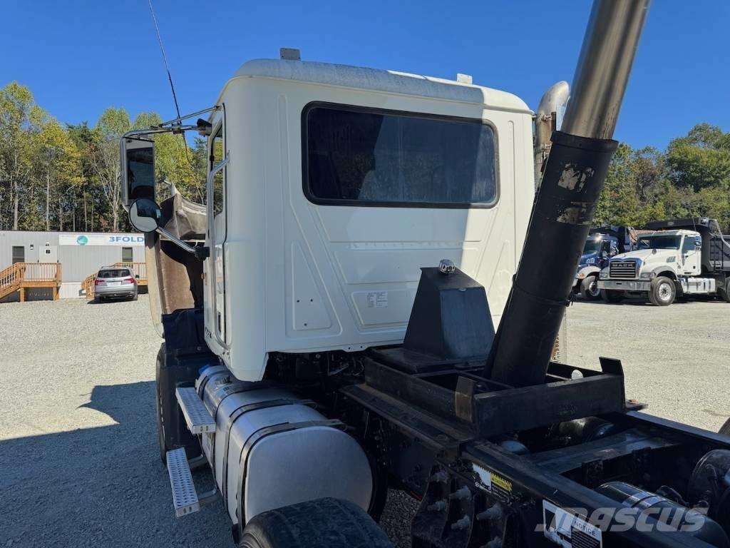 Mack GU713 덤프 트럭