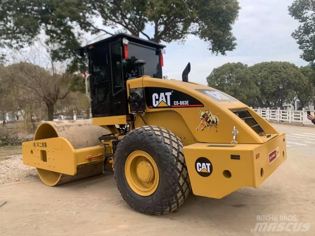 CAT CS 683 E 싱글 드럼 롤러