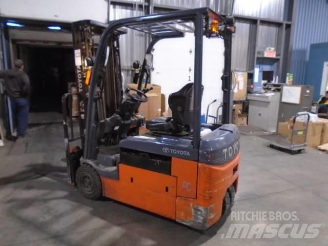 Toyota 8FBE20U 보행식 리치 지게차