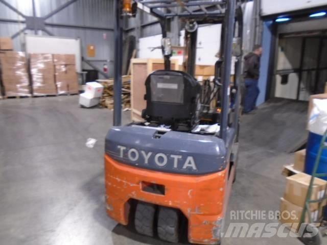 Toyota 8FBE20U 보행식 리치 지게차