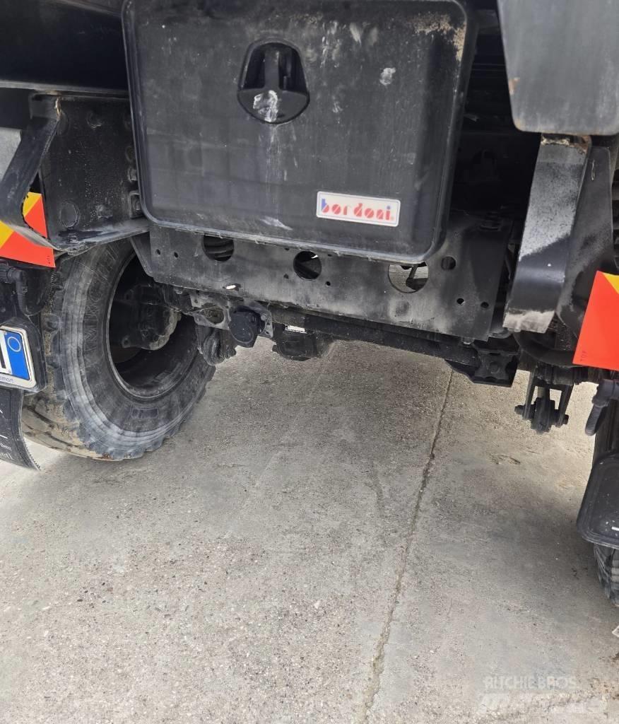 Unimog U20 티퍼 밴