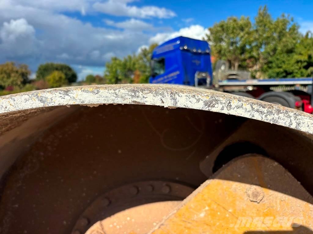 CAT CS 64 B 싱글 드럼 롤러