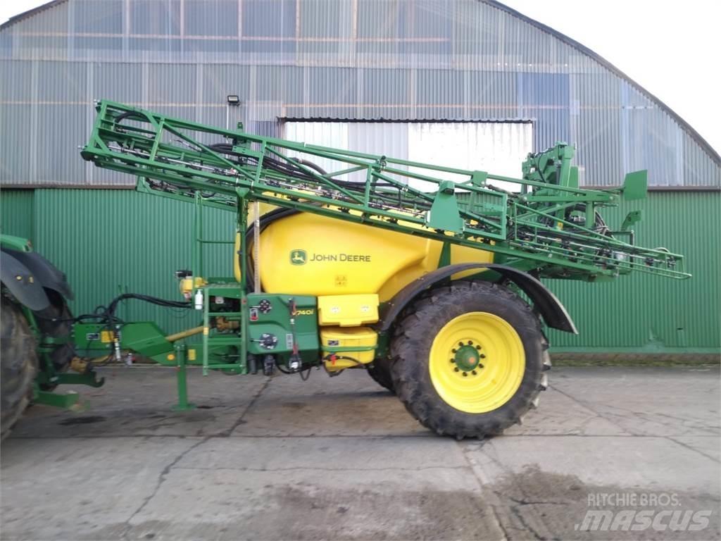 John Deere 740i 견인형 분무기