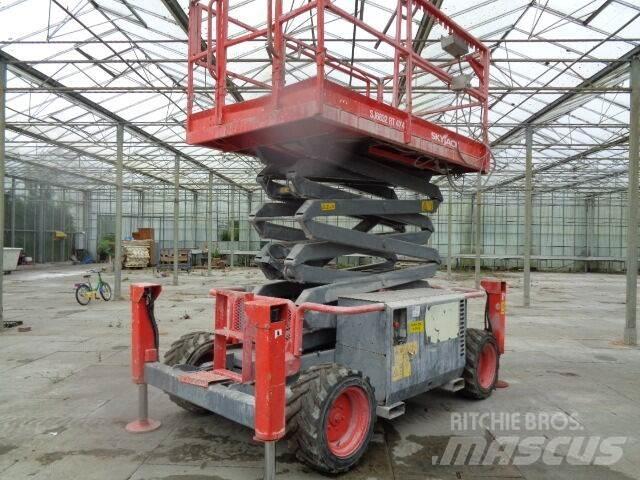 SkyJack SJ 6832 RT 가위형 리프트