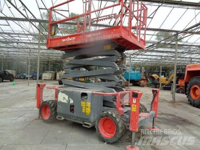 SkyJack SJ 6832 RT 가위형 리프트