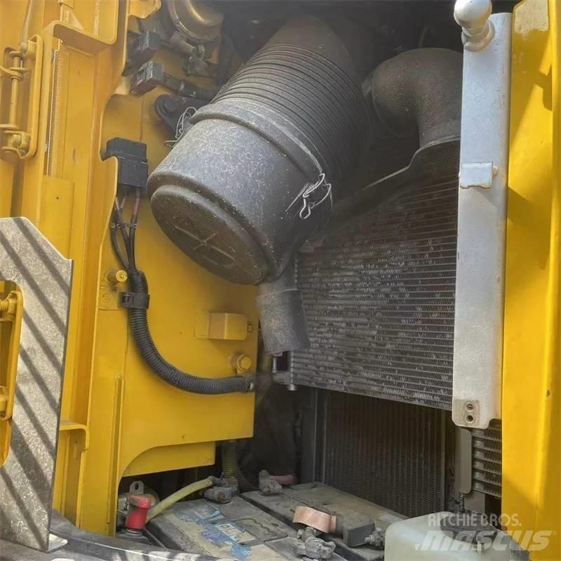 Komatsu PC 138 대형 굴삭기 29톤 이상