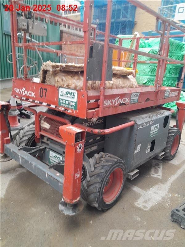 SkyJack 6832 RT 가위형 리프트