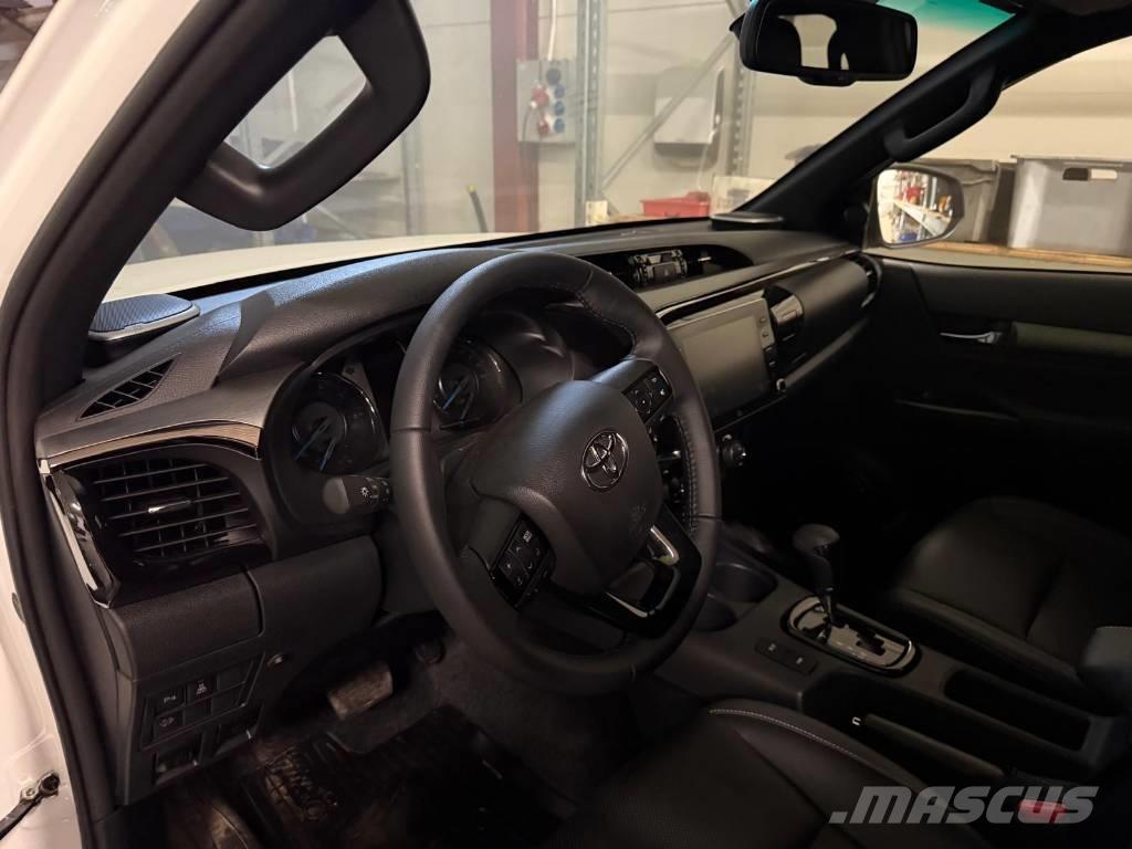 Toyota Hilux 2.8D 패널 화물차