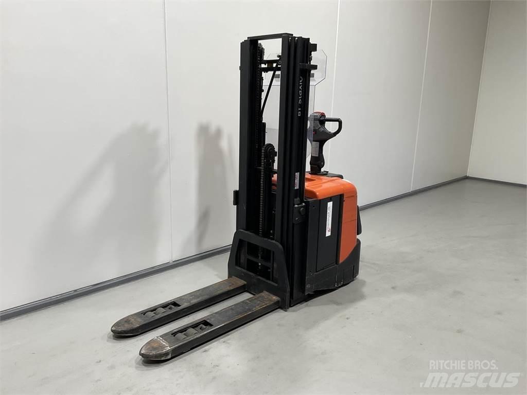 BT SPE125L 보행식 리치 지게차