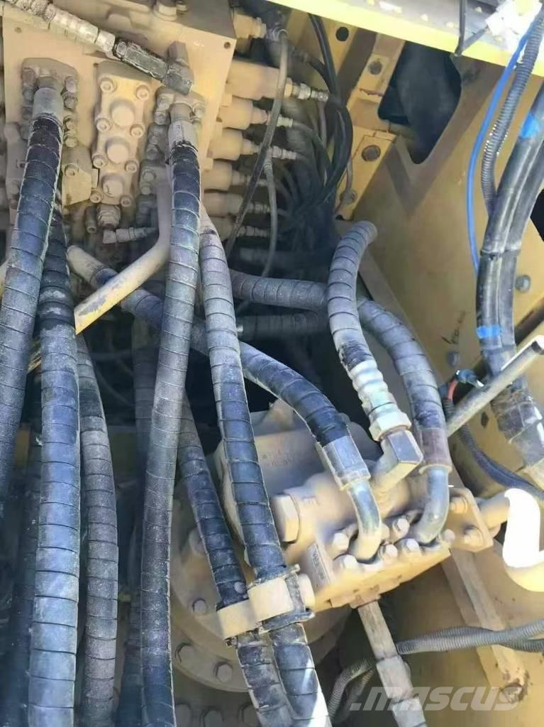 Komatsu PC 210 대형 굴삭기 29톤 이상
