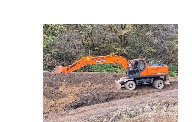 Doosan DX210WA  휠 굴삭기