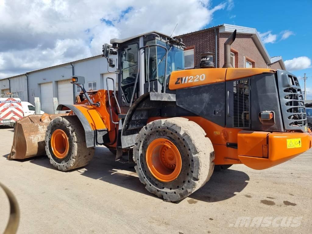 Hitachi ZW 220  휠로우더