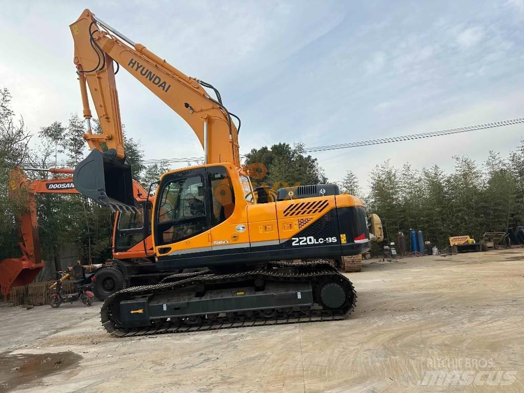 Hyundai R220 대형 굴삭기 29톤 이상