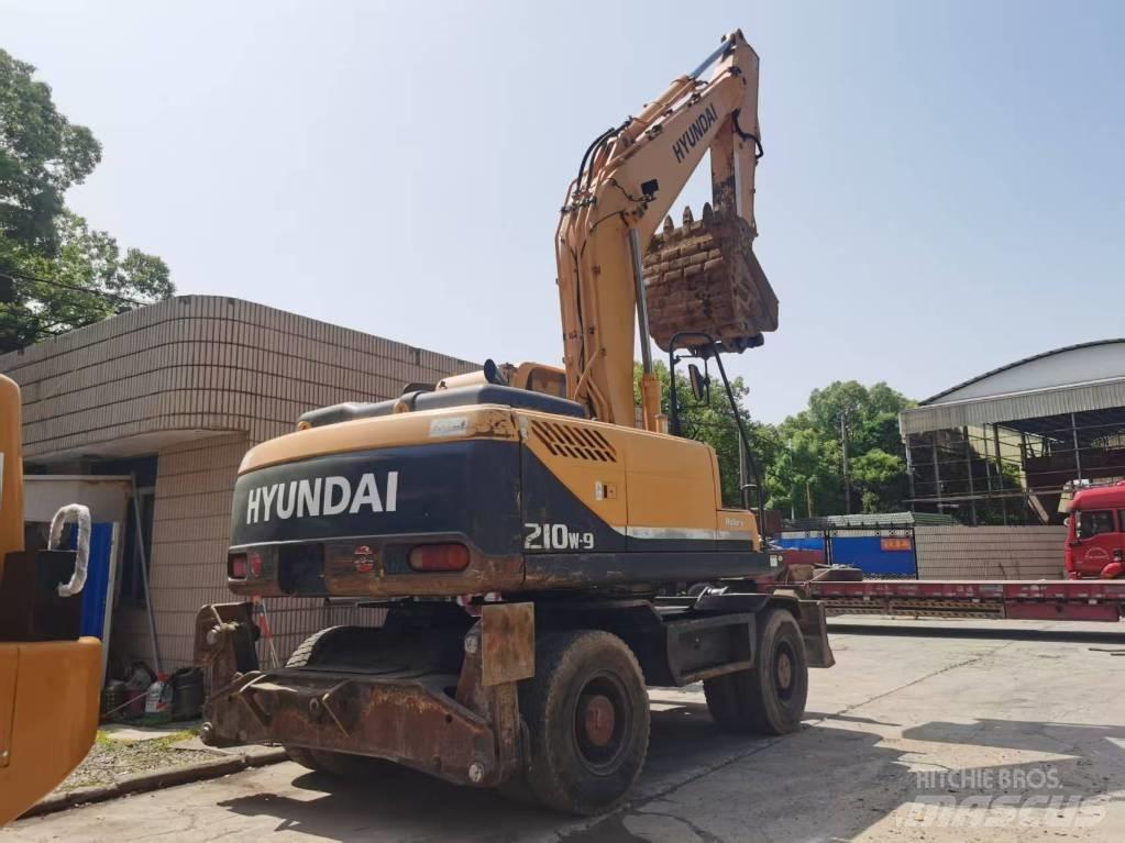 Hyundai R210W-9  휠 굴삭기