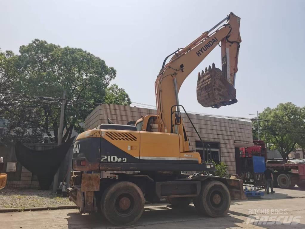 Hyundai R210W-9  휠 굴삭기