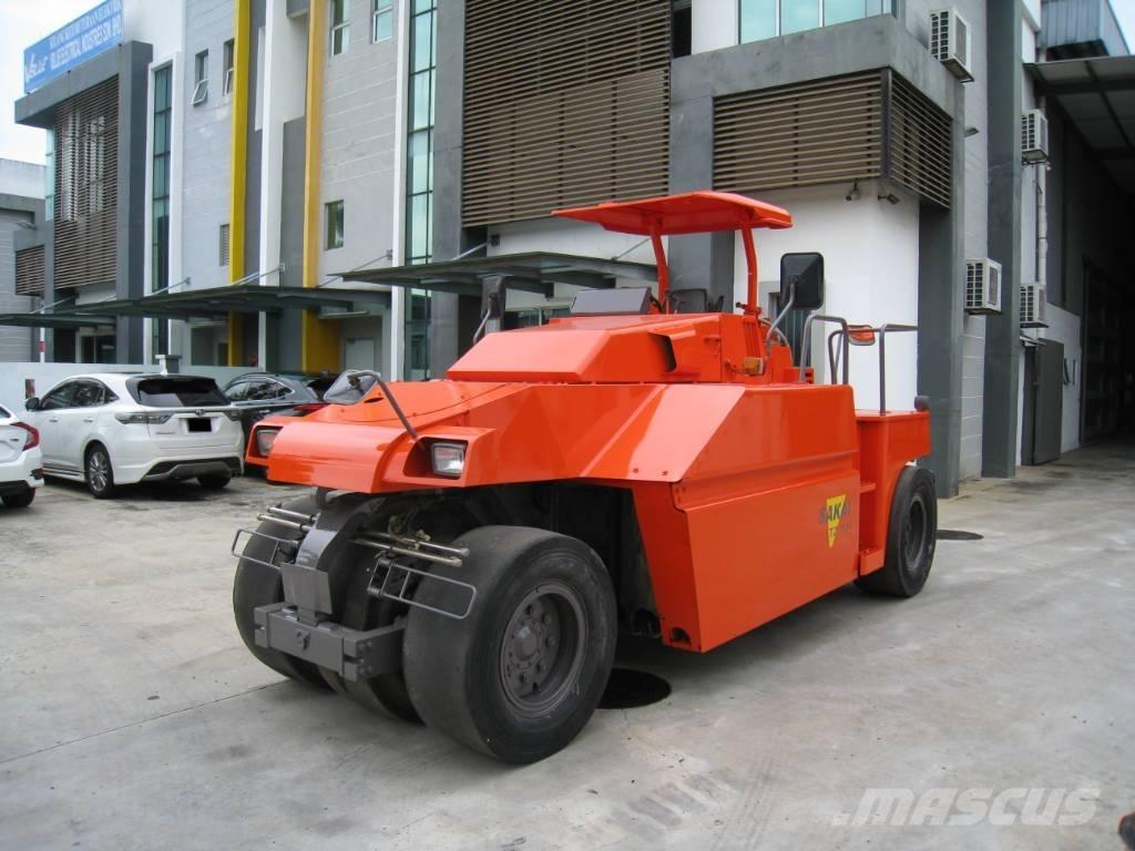Sakai TZ 701 공기 타이어 롤러
