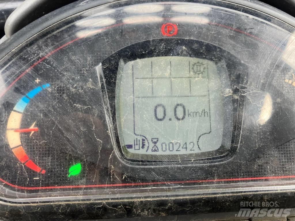 GiANT G2200E  스키드로더