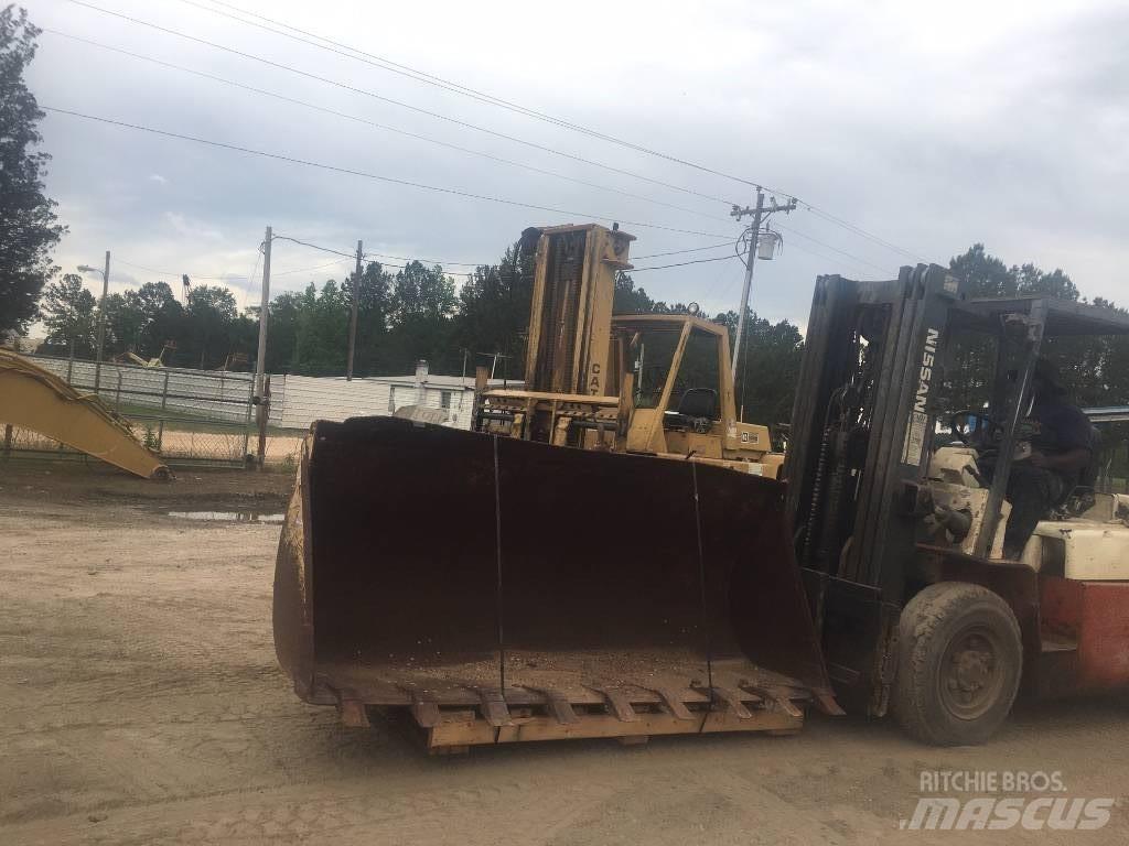 CAT loader 버켓
