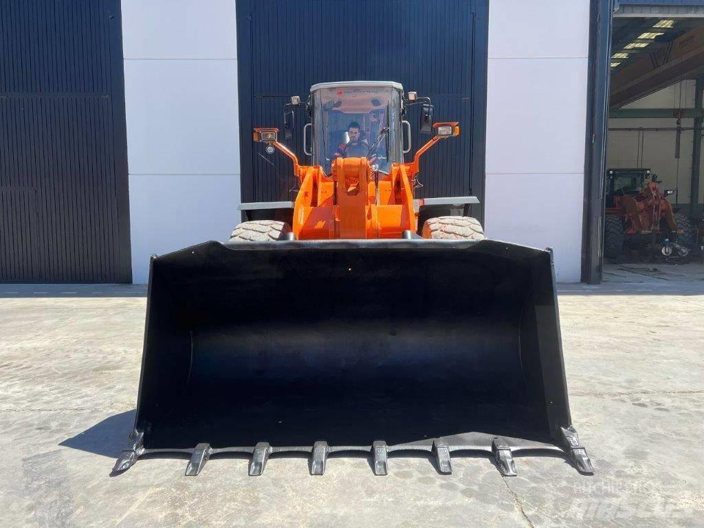 Hitachi LX 210 E  휠로우더