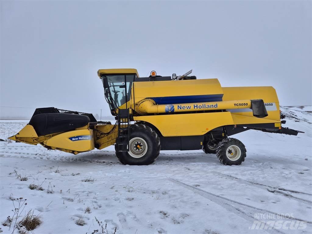 New Holland TC5050 콤바인 수확기