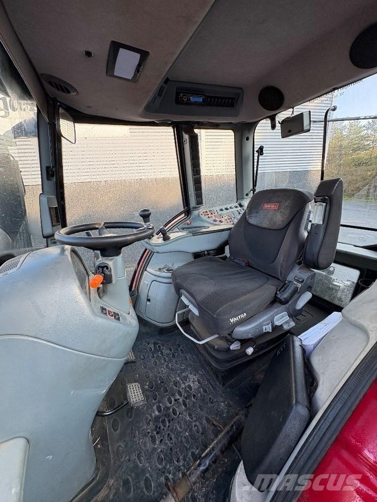 Valtra N 143 트랙터