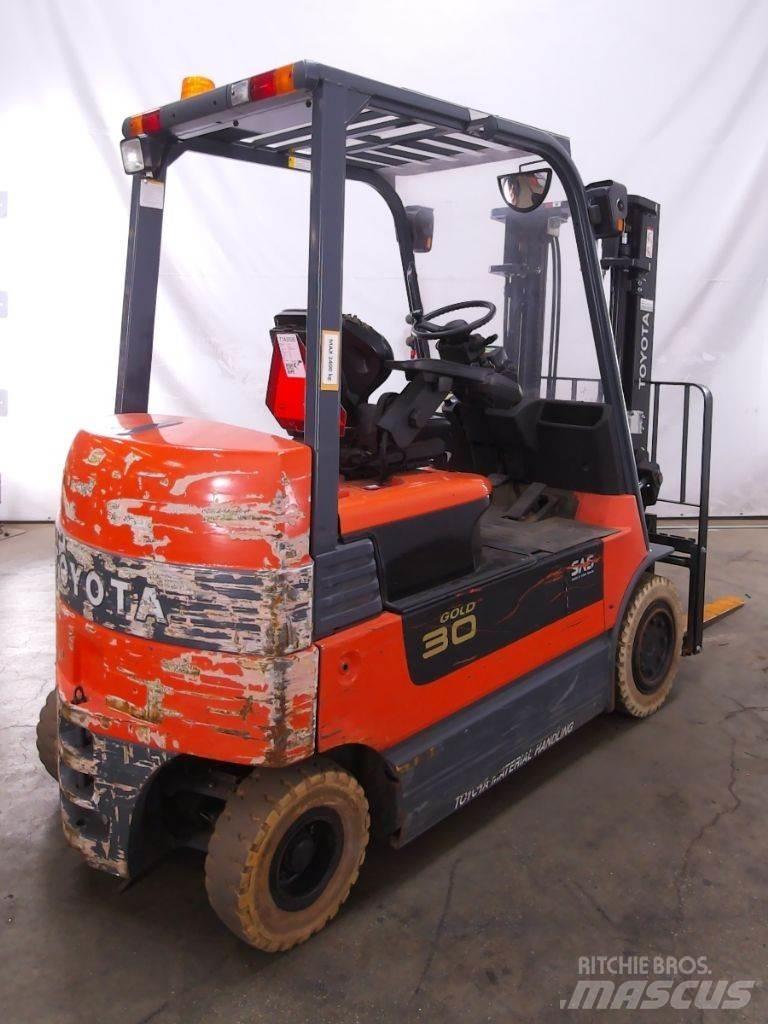 Toyota 7FBMF30 전동 지게차