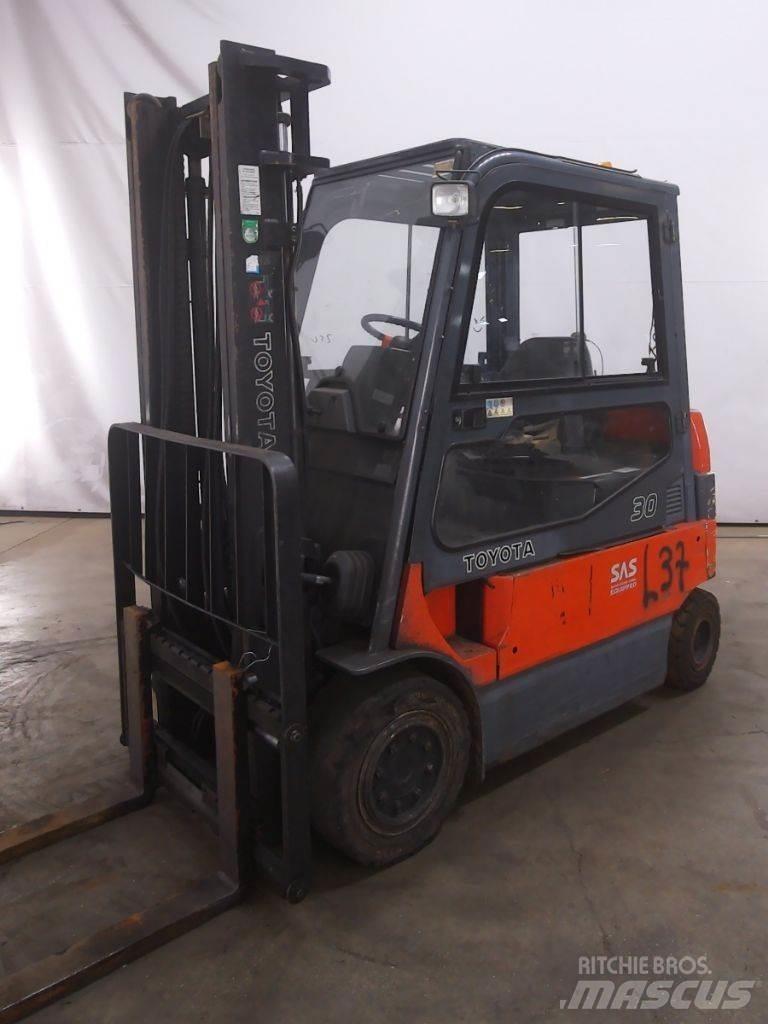 Toyota 7FBMF30 전동 지게차