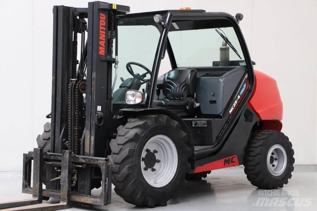 Manitou MC25-4 험지용 트럭