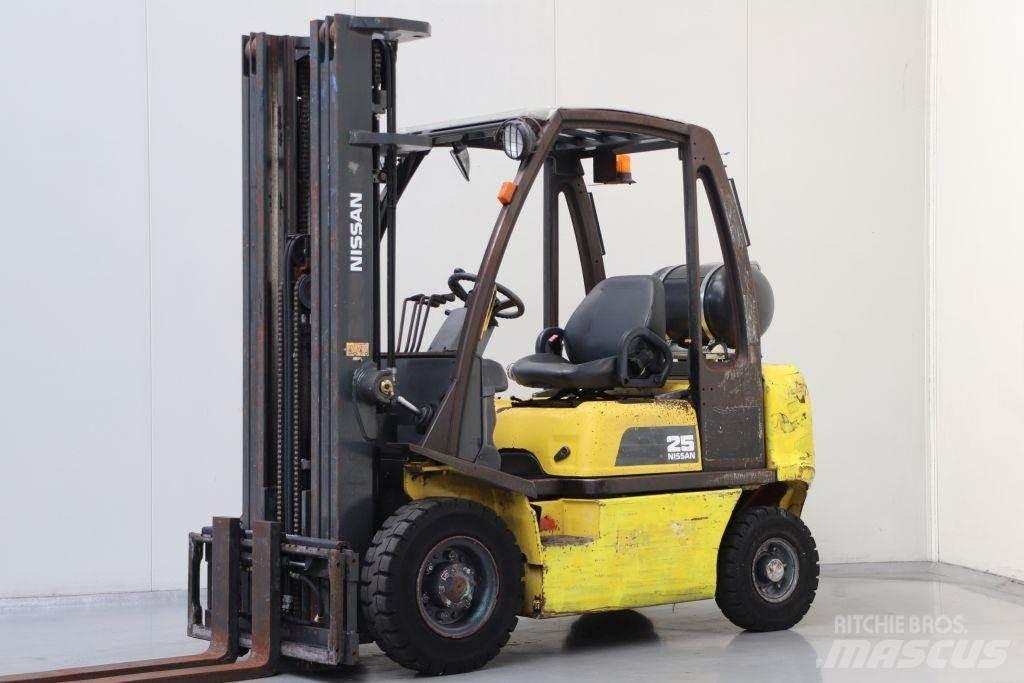 Nissan UD02A25PQ LPG 지게차