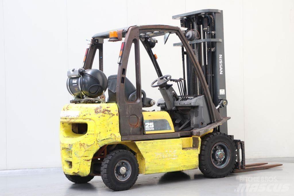 Nissan UD02A25PQ LPG 지게차