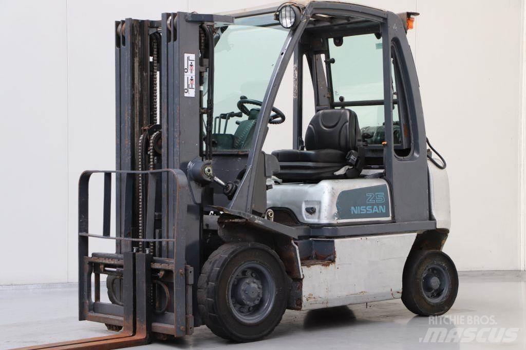 Nissan UD02A25PQ LPG 지게차