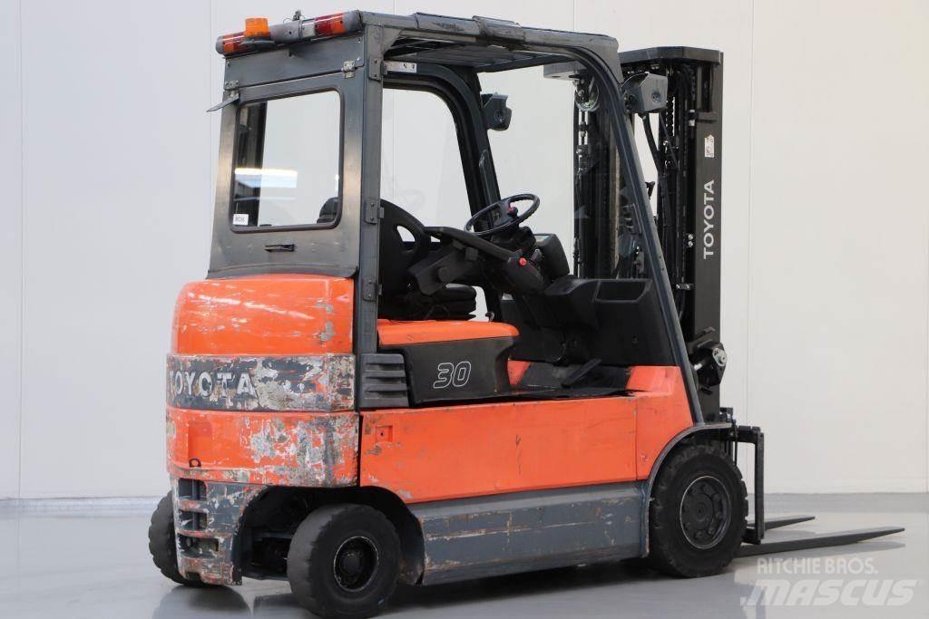 Toyota 7FBMF30 전동 지게차