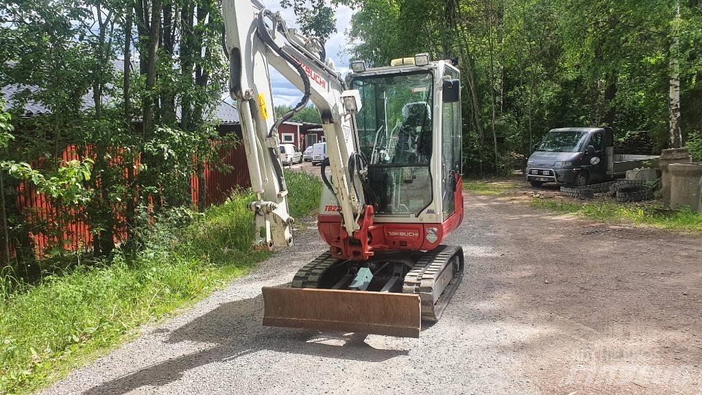 Takeuchi TB230 소형 굴삭기 7톤 미만